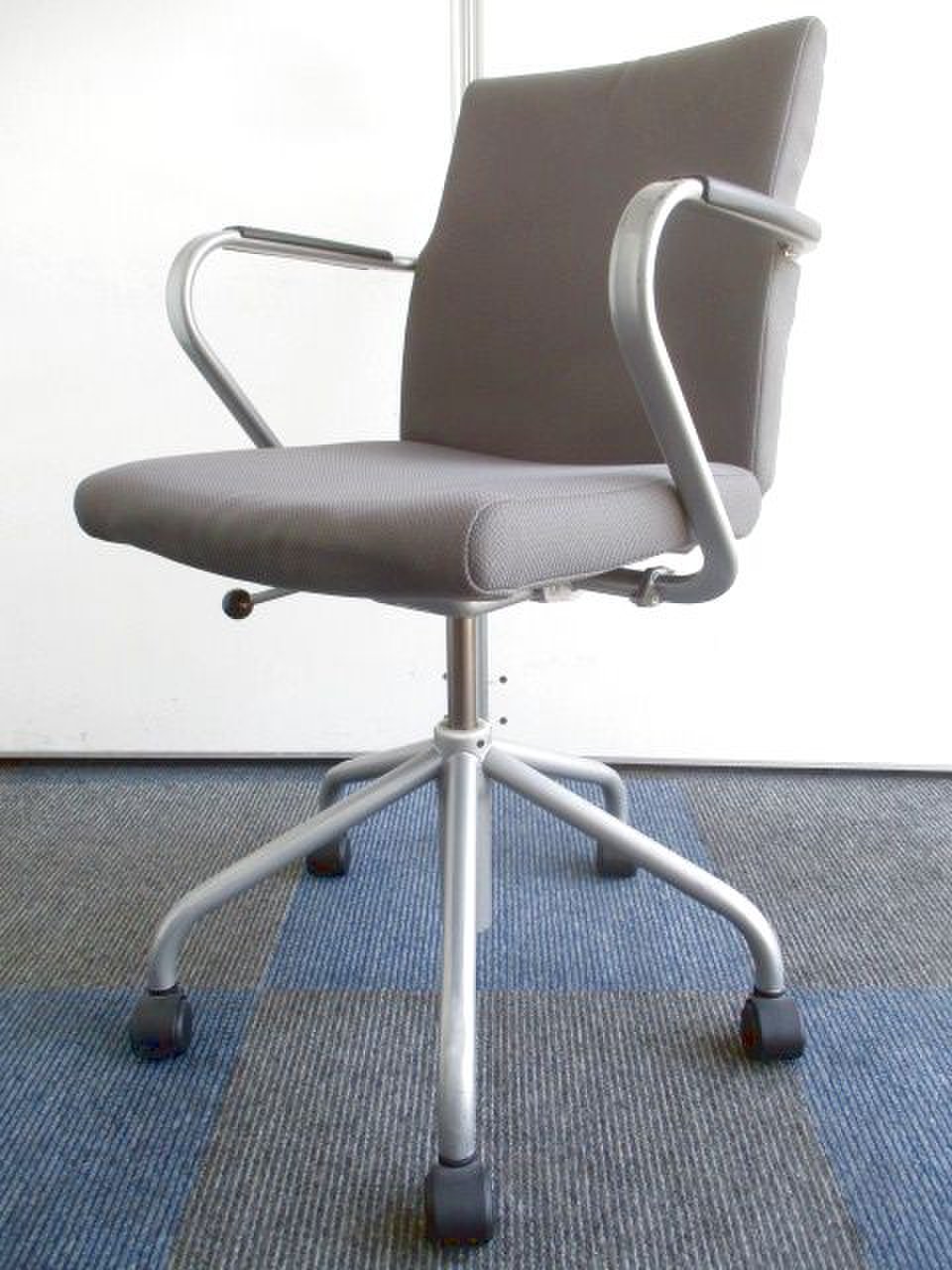 【残り4脚です！】ミーティングスペースにピッタリのサイズ【今が入れ替え時ですよ！】
                        その他シリーズ
                                    中古
            