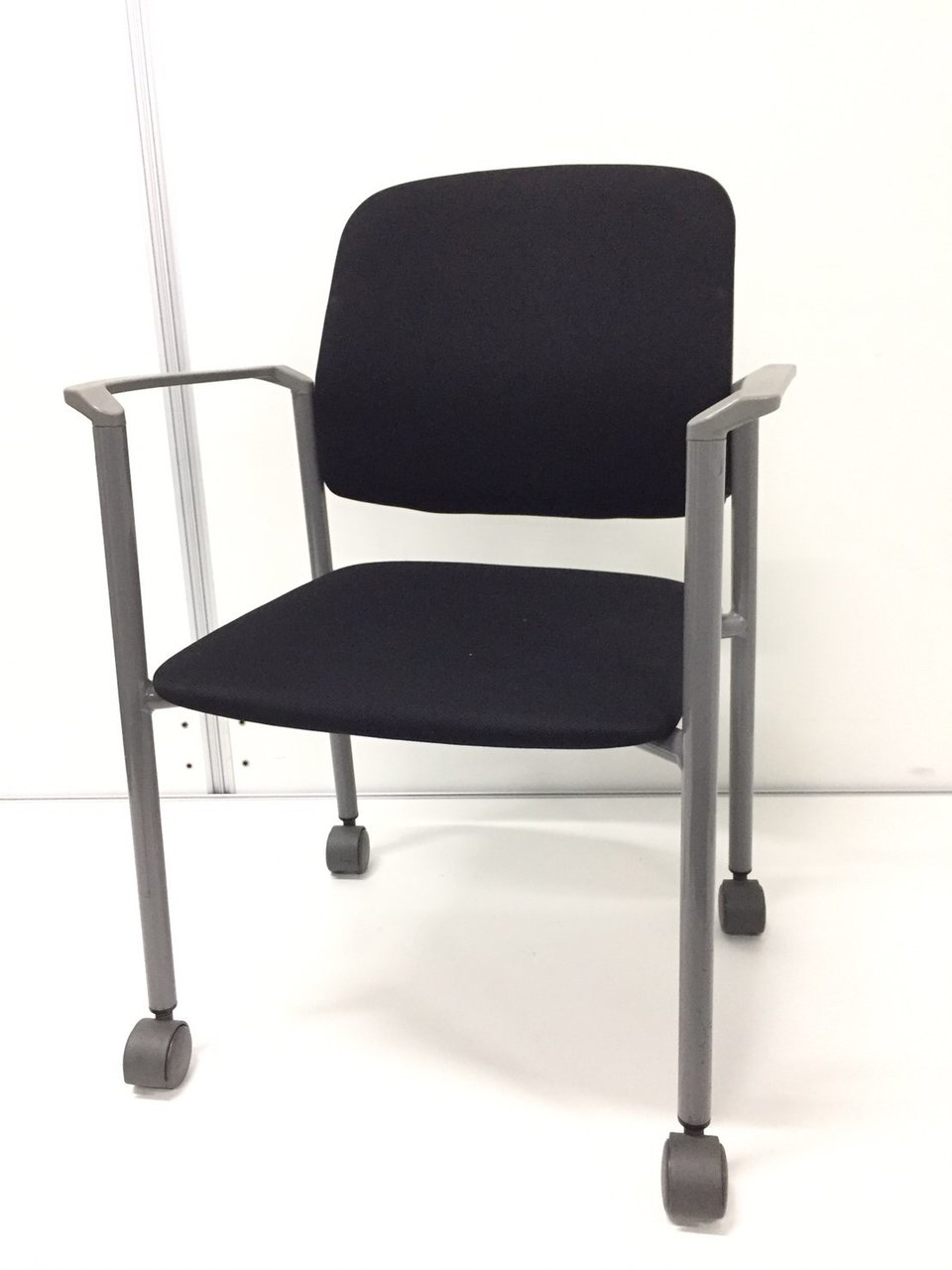 【限定価格】1脚のみのため【重ねて収納!!】キャスター付きで使いやすい!!人気のブラック!!
                        その他シリーズ
                                    中古
            