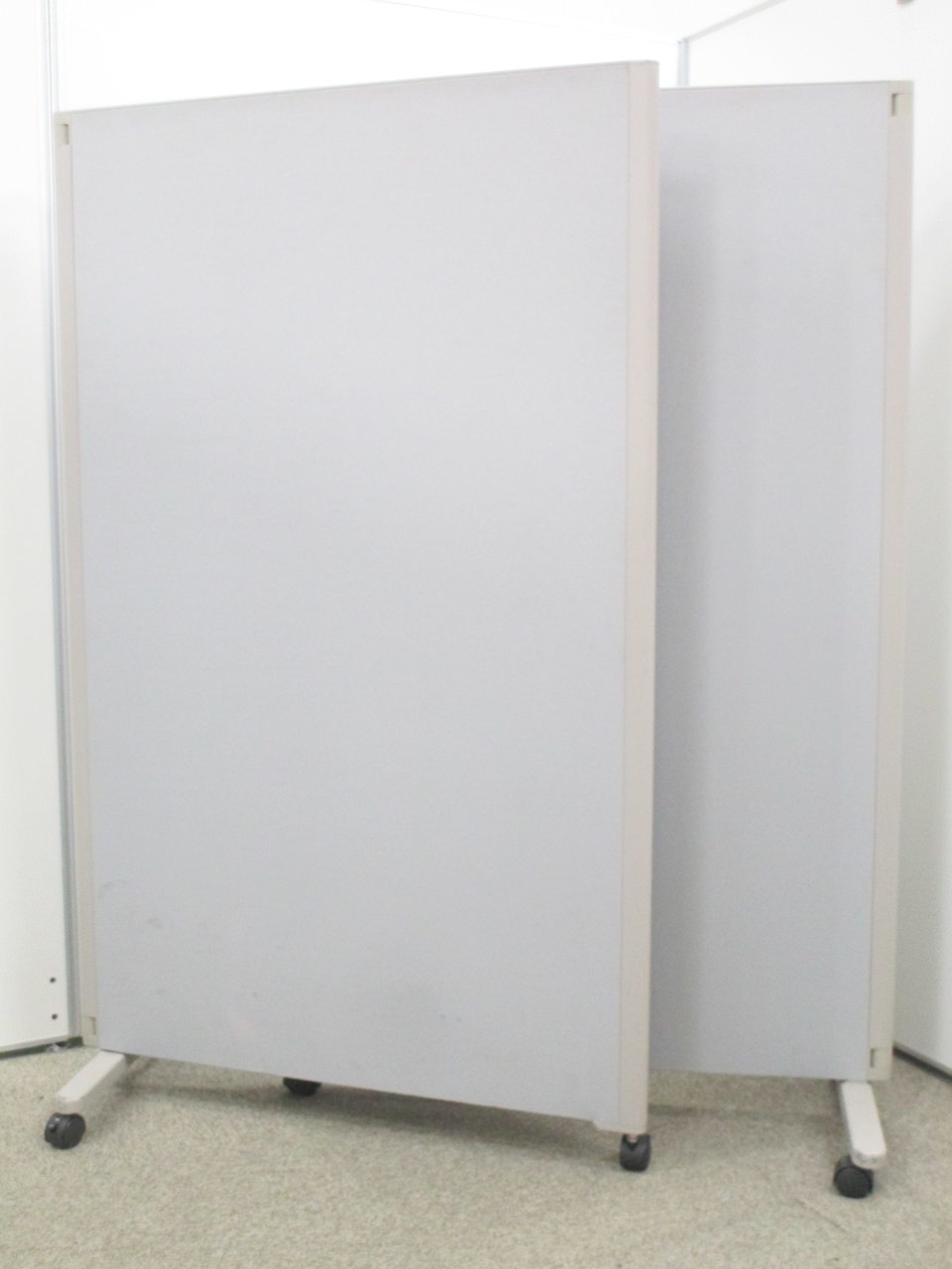 【レア！2台入荷！】余り入荷の無い3つ折りパーテーション！キャスター付きで移動も出来る！
                        その他シリーズ
                                    中古
            