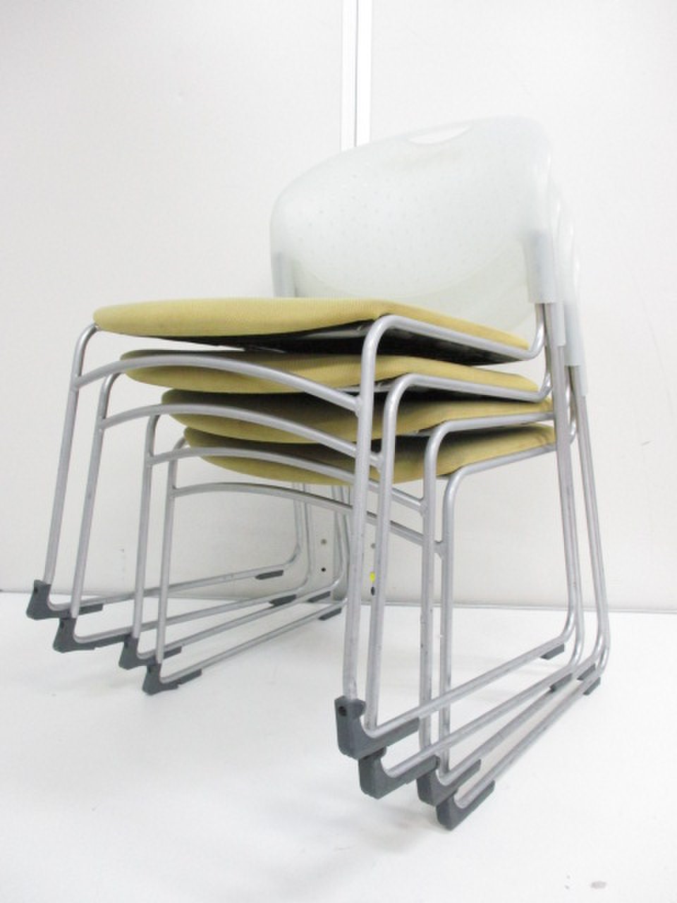 【4脚セットでお買い得】【珍しいイエロー】イトーキ製のミーティングチェア
                        クリケット 
                                    中古
            