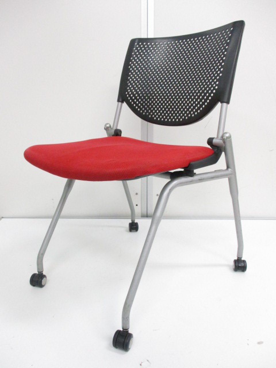 【会議用におすすめ】横に並べて収納できるオカムラ製ミーティングチェア
                        プロスタック 
                                    中古
            