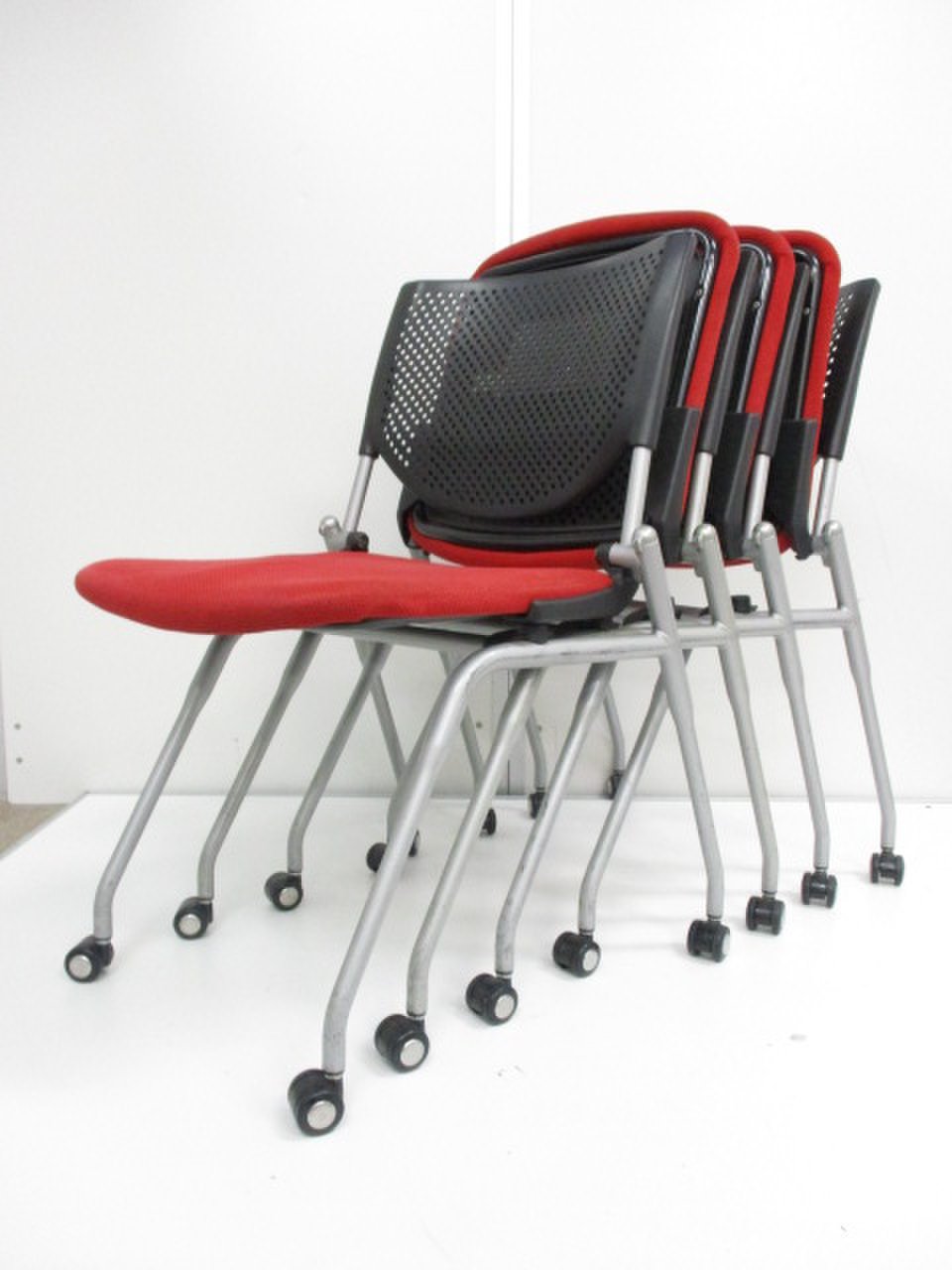 【会議用におすすめ】【4脚セットでお買い得】横に並べて収納できるミーティングチェア
                        プロスタック 
                                    中古
            