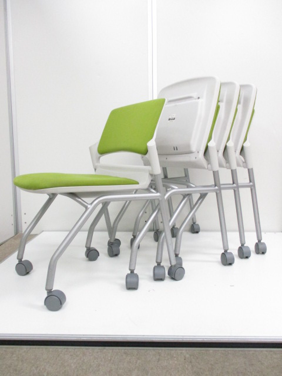 【4脚セットでお買い得】【会議室で使える】グリーンカラーのネスティングチェア
                        その他シリーズ
                                    中古
            