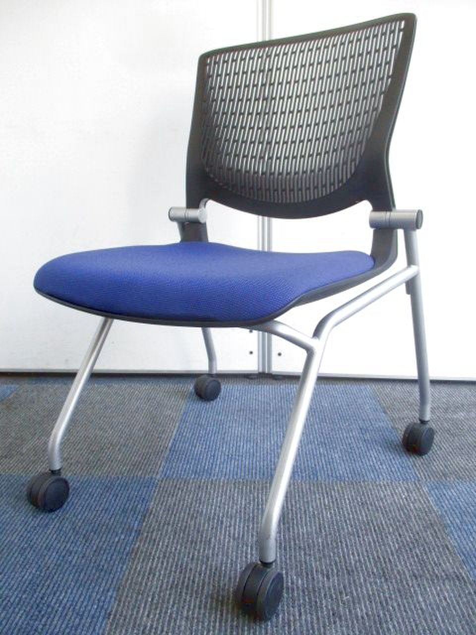 【残り1台の特別価格】折り畳み収納でスペース削減【キャスター付きで移動ラクラク】
                        グラータ 
                                    中古
            