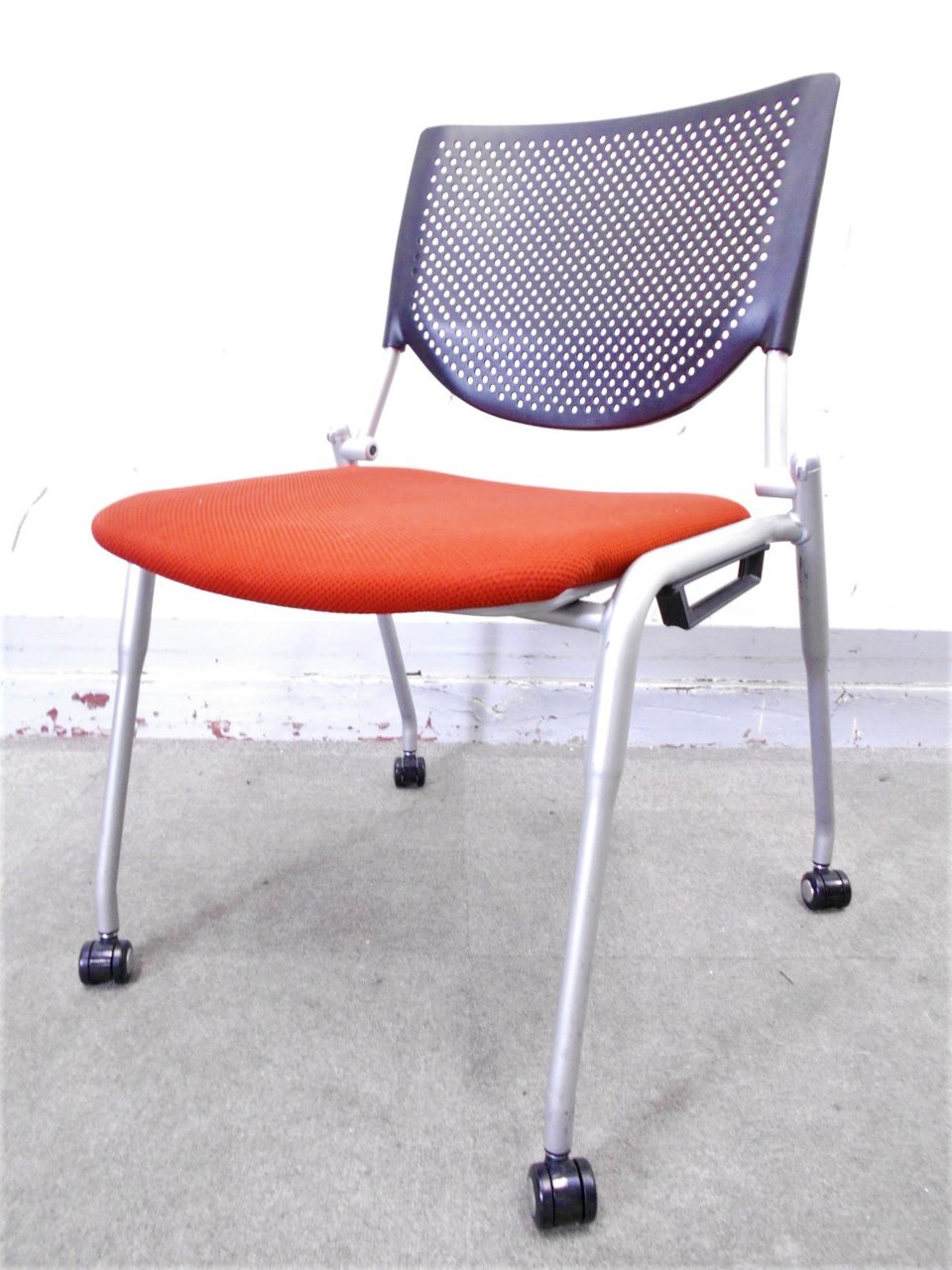 【KS】[会議用椅子][定番]ミーティングチェア　キャスター付き　4脚まで重ねて収納可能な便利なオフィス家具!【在庫入替】
                        プロスタック 
                                    中古
            