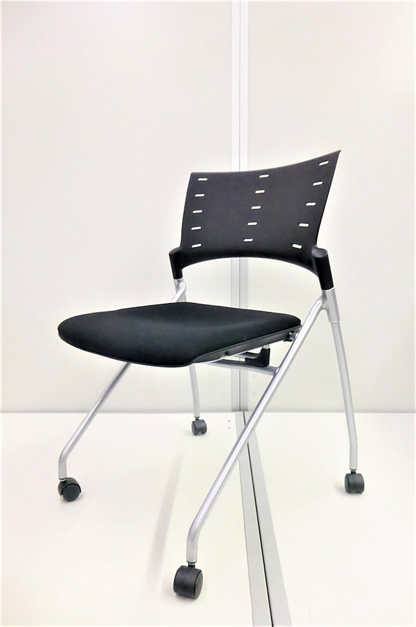 【KS】人気シリーズ！オフィスを明るく！デザイン性、座り心地の良いミーティングチェア‼
                        マノス 
                                    中古
            