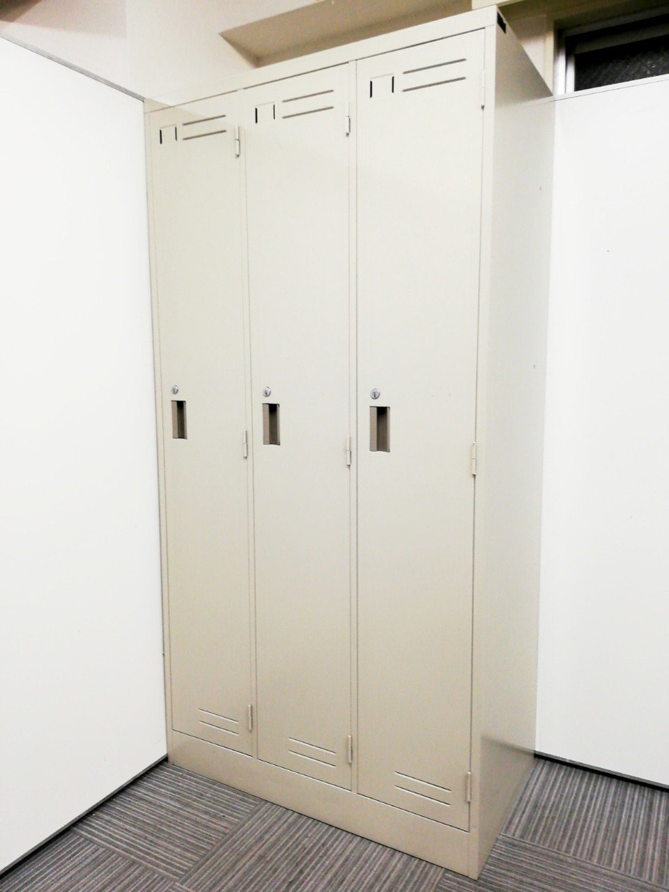 一人幅が大きい3人用ロッカー入荷！カバンもブーツも入る人気の商品！
                        LK
                                    中古
            