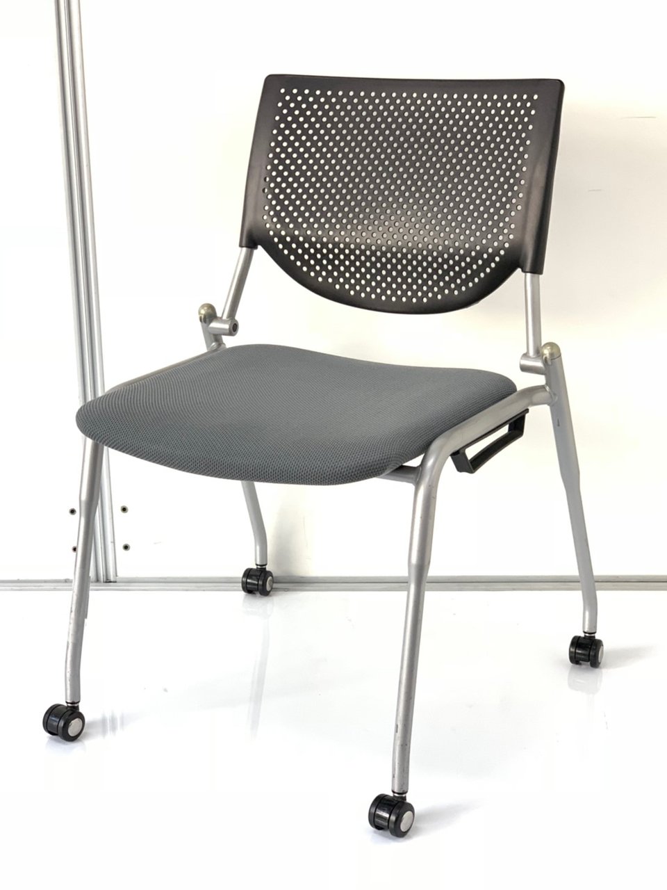 [状態良好]会議用チェア　キャスター付　上にスタック収納可能な便利なミーティングチェアです!
                        プロスタック 
                                    中古
            