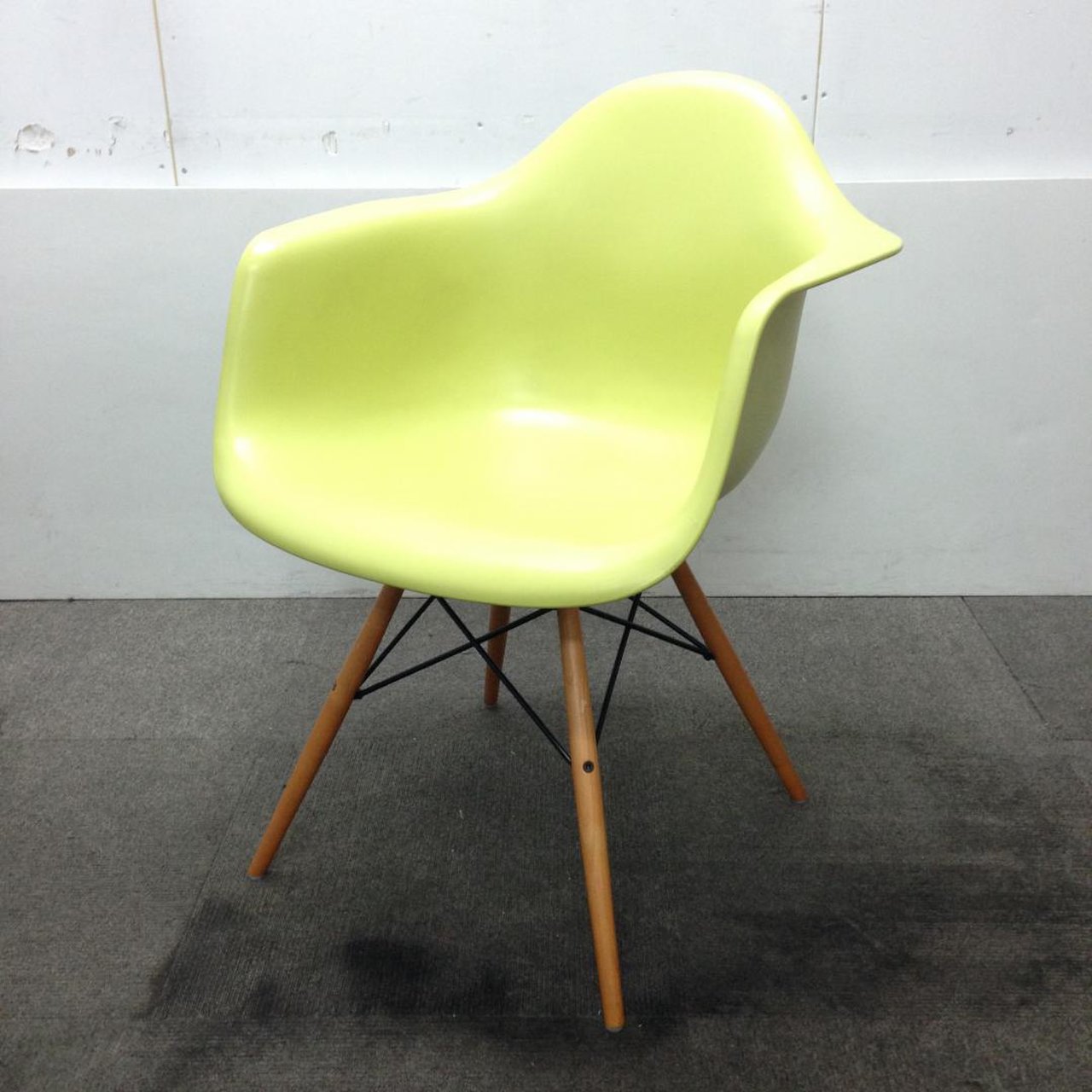 【在庫入れ替えセール】【1脚限定】デザイナーズチェアがお買い得です！エントランスなどにオススメ！【お得】
                        イームズシェル 
                                    中古
            