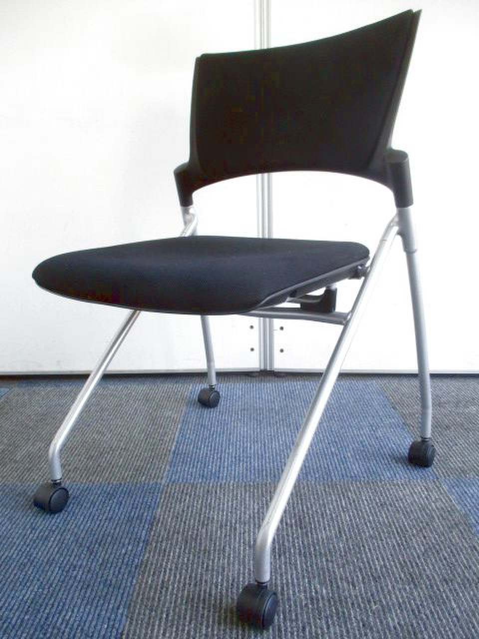 【国内人気メーカー】収納性に優れたスタックチェア【背もたれにパッド付】
                        マノス 
                                    中古
            