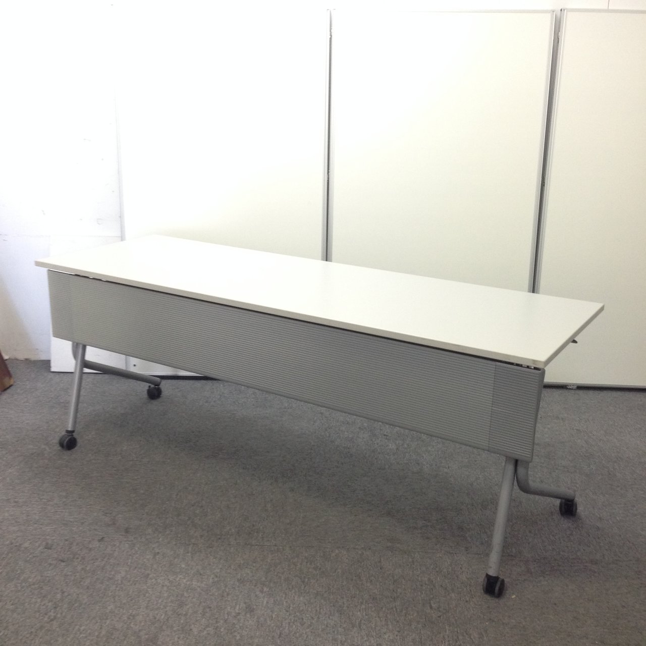 【31台ロット入荷】オカムラのサイドスタックテーブルが入りました！大量で揃いますので、開業や移転のお客様にオススメ！【キャスター劣化有り】
                        その他シリーズ
                                    中古
            