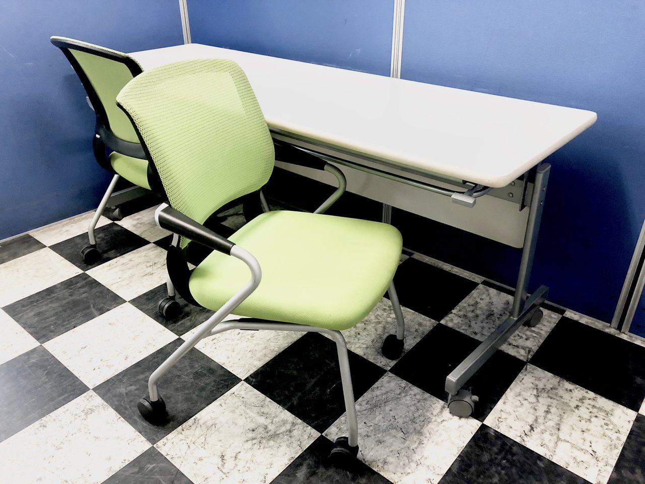 【お得で安い！】サイドスタックテーブルとコクヨ製のサテリテチェアとのセットです！起業や拠点開設に！
                        その他シリーズ
                                    中古
            