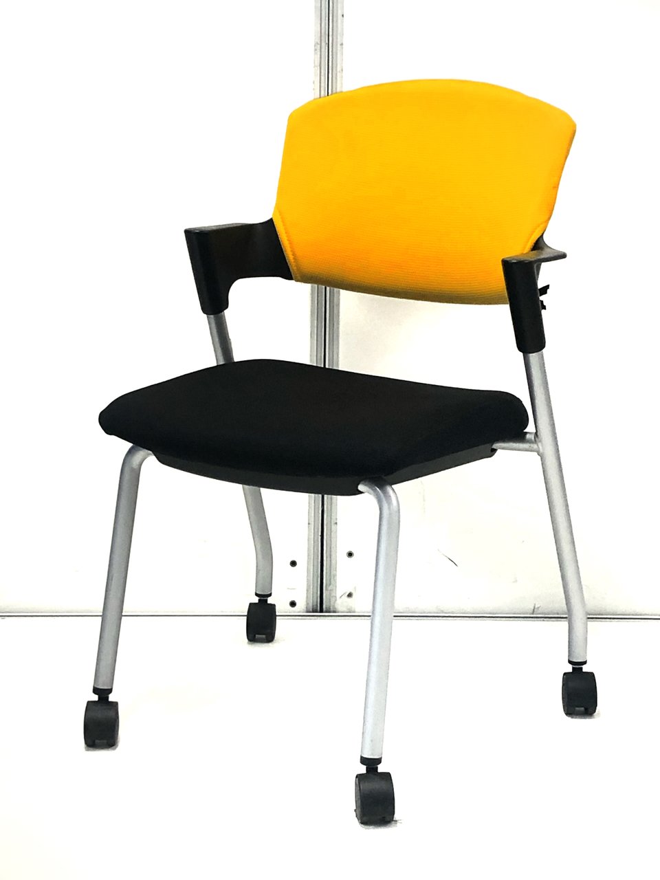 長時間でも快適な座り心地のコクヨ プロッティチェア！明るいイエローの布地！限定1脚
                        プロッティ（キャスター付） 
                                    中古
            