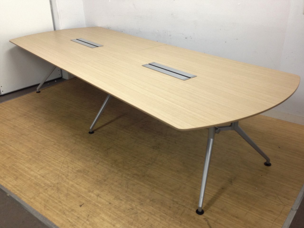 【配線カバー付き！】美しいファインウォールナットL天板｜Ｗ3200　8名様推奨サイズ！　イトーキ　DD　両R型
                        DDD 
                                    中古
            