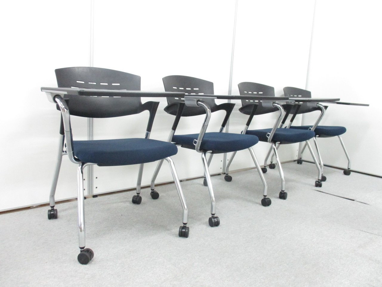 【4脚ロット入荷！】セミナーなどにもってこいのサイドテーブル付き！
                        カクタス 
                                    中古
            