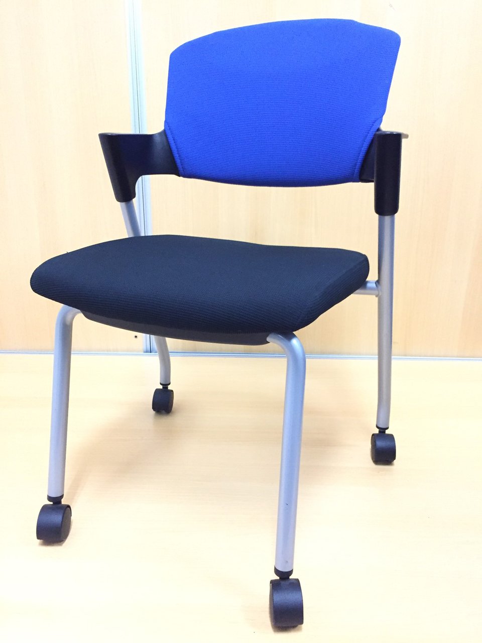 【大人気シリーズ！】コクヨ　プロッティチェア！会議用チェア！ミーティングチェア！キャスター付き！【デザイン性高め！！】
                        プロッティ（キャスター付） 
                                    中古
            