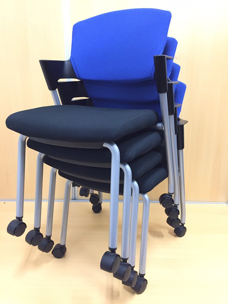 【怒涛の4脚セット！！】コクヨ製！！プロッティ！！重ねて収納！！【有名シリーズ！！】
                        プロッティ（キャスター付） 
                                    中古
            