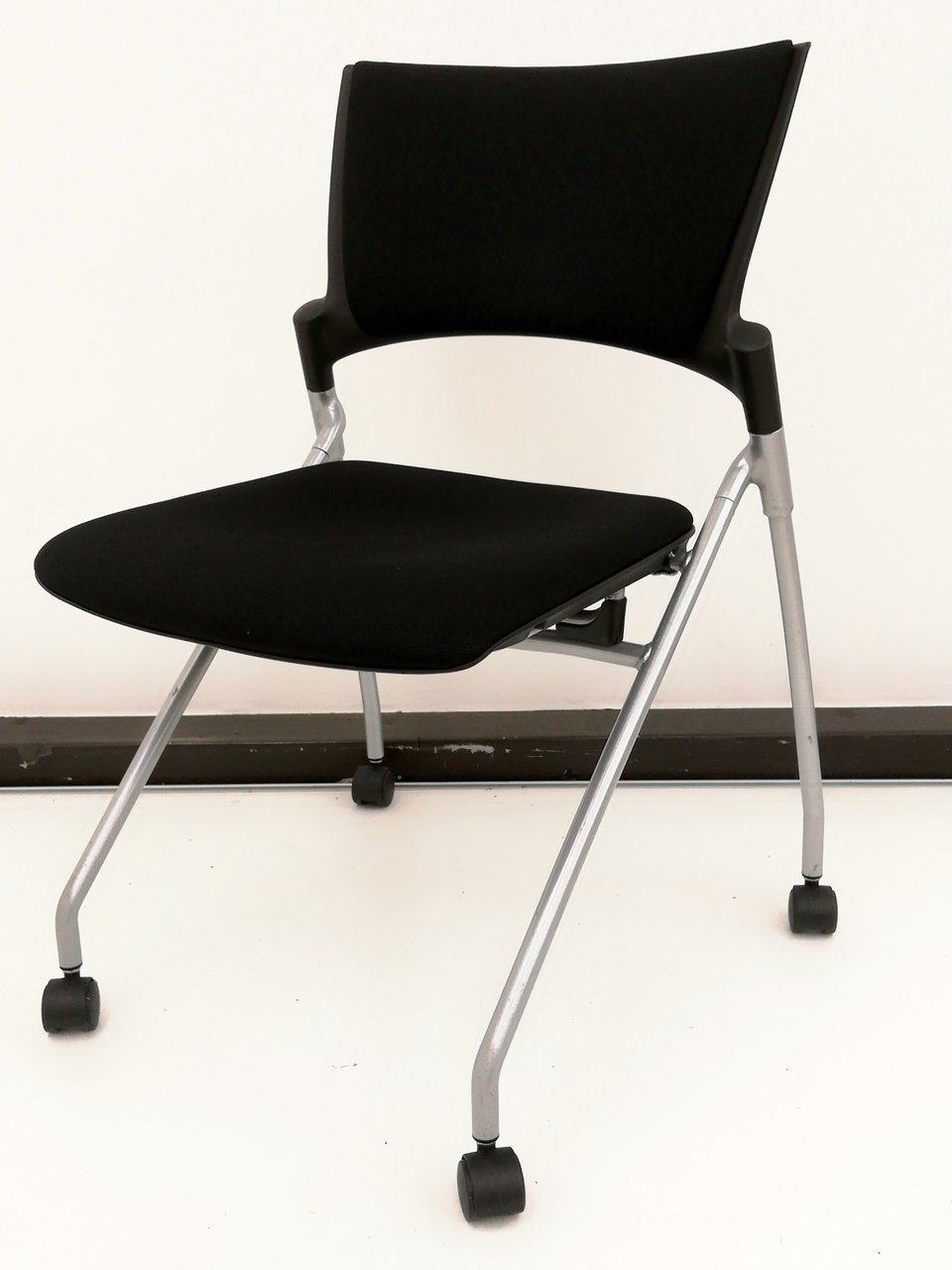 【ｸｯｼｮﾝたわみ機能で疲労感軽減‼】■会議用チェアの革命児■機能×デザインの絶妙な仕上がり
                        マノス 
                                    中古
            