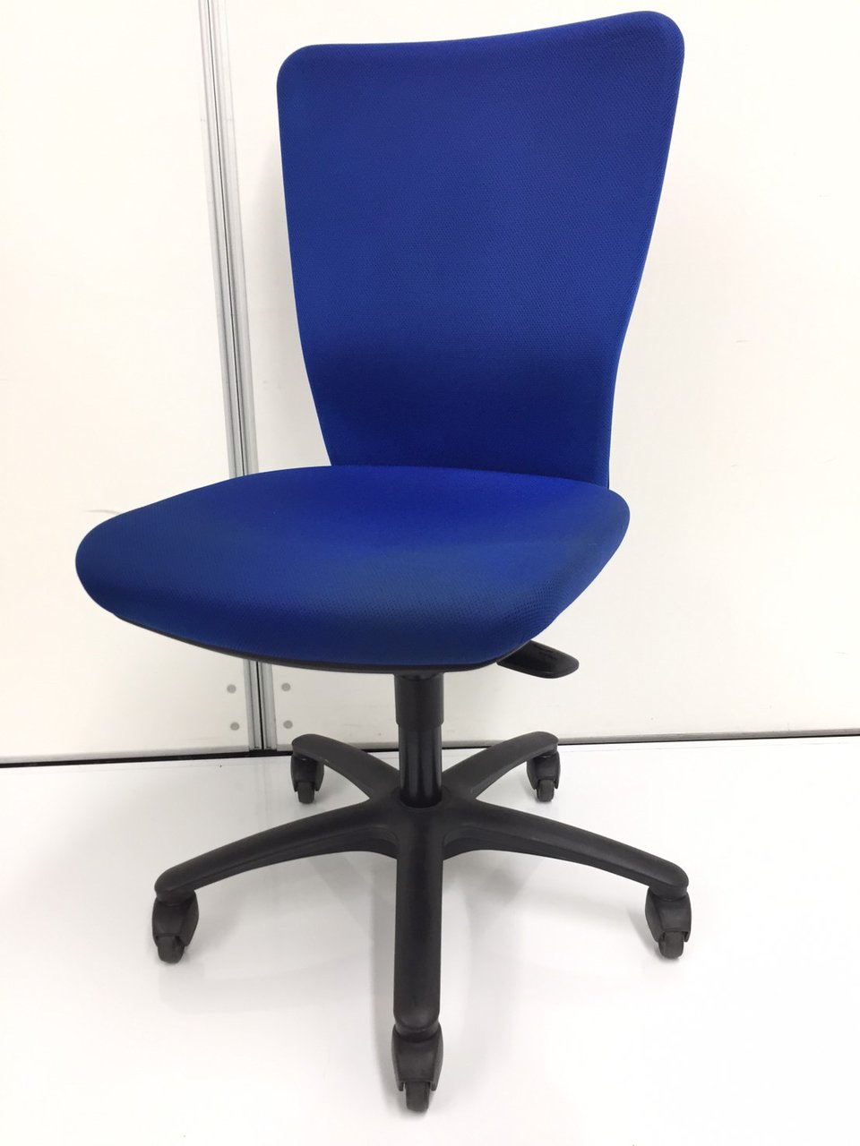 【個性派チェア】床が傷つきにくいゴムキャスタータイプです！
                        カロッツァ 
                                    中古
            