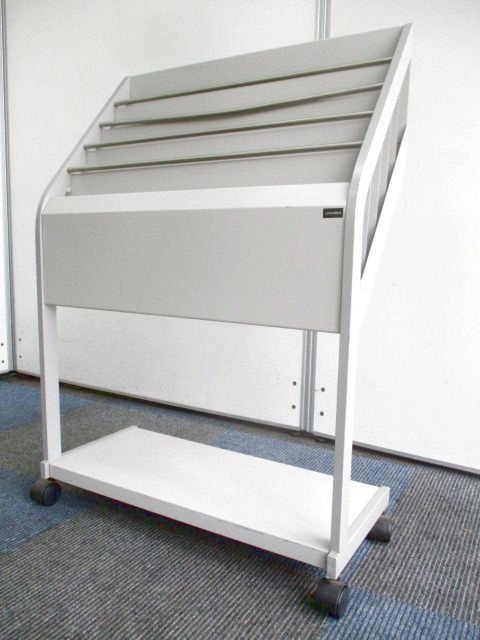 【オフィスにあると便利な一品】パンフレットや雑誌の収納に【細かな傷等ございます。】
                        その他シリーズ
                                    中古
            