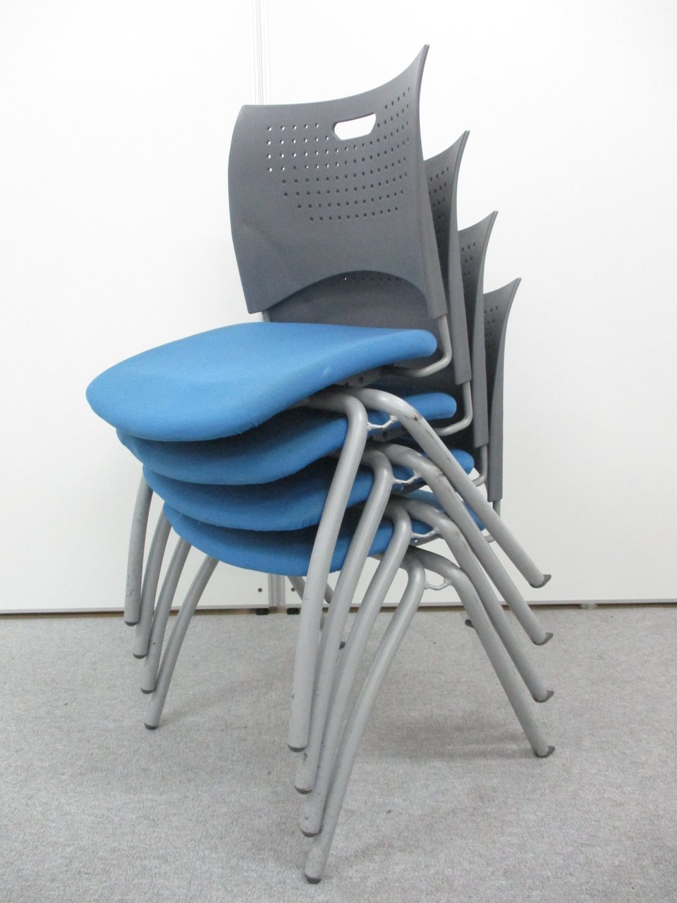 【在庫一掃セール】【4脚セット】ブルーカラーのスタッキングチェアセット
【β】
                        その他シリーズ
                                    中古
            
