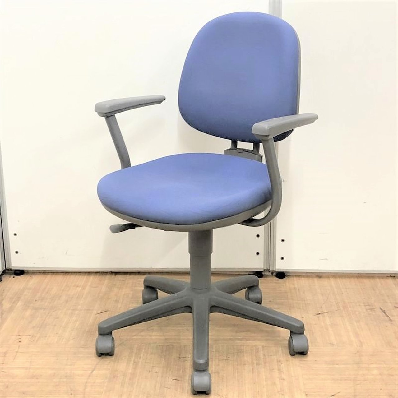 【コンパクトで邪魔にならない】国内メーカーのシンプルな肘付きオフィスチェア
                        バリュー 
                                    中古
            