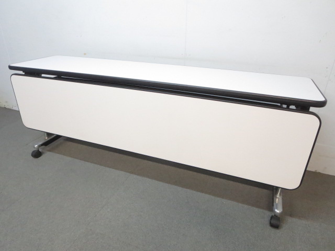 【ホワイト！】幅1800mm！広々サイズのサイドスタックテーブル！キャスター付きで移動も容易です！【幕板付き！】
                        その他シリーズ
                                    中古
            