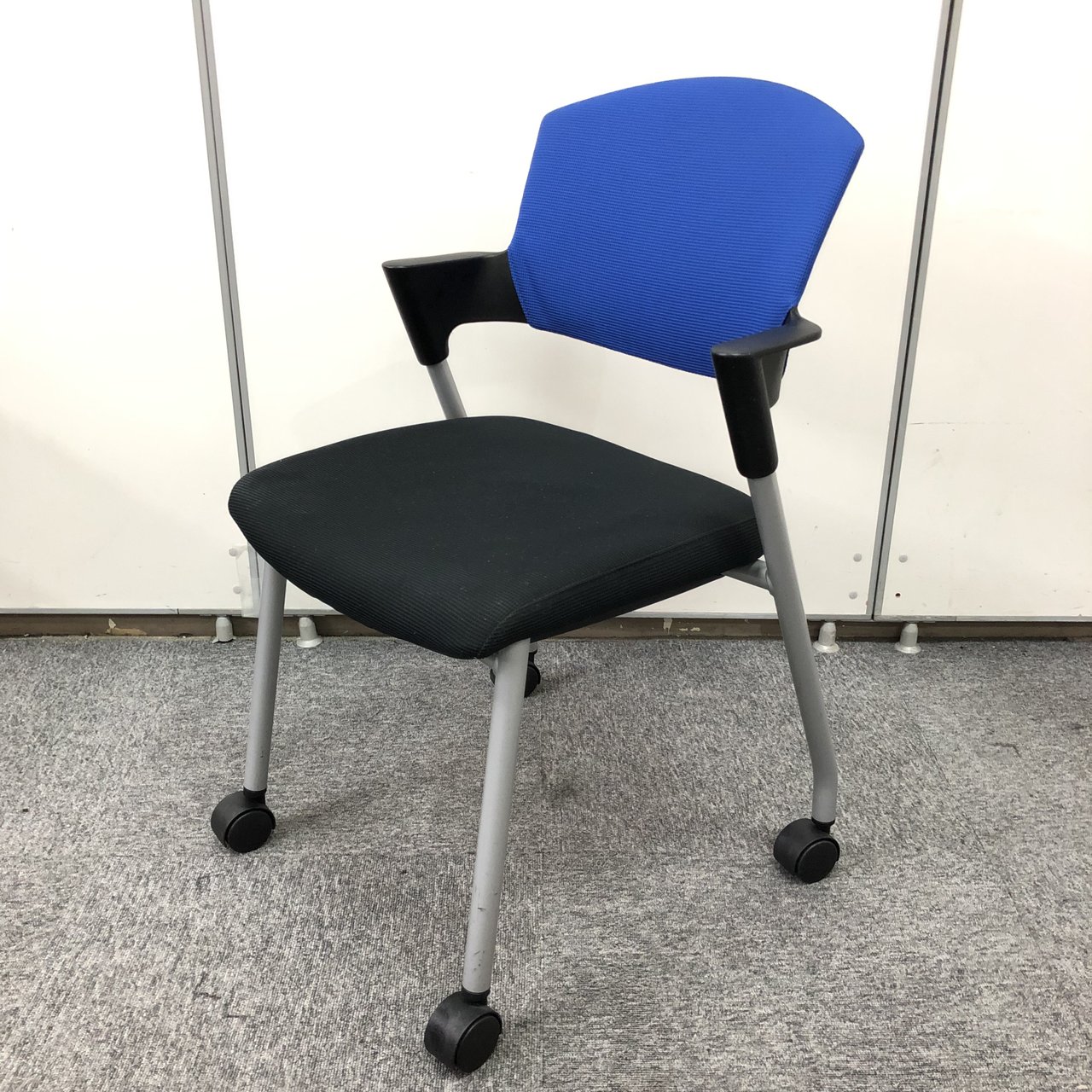 人気のプロッティシリーズ　スタッキンチェア入荷！！
                        プロッティ（キャスター付） 
                                    中古
            