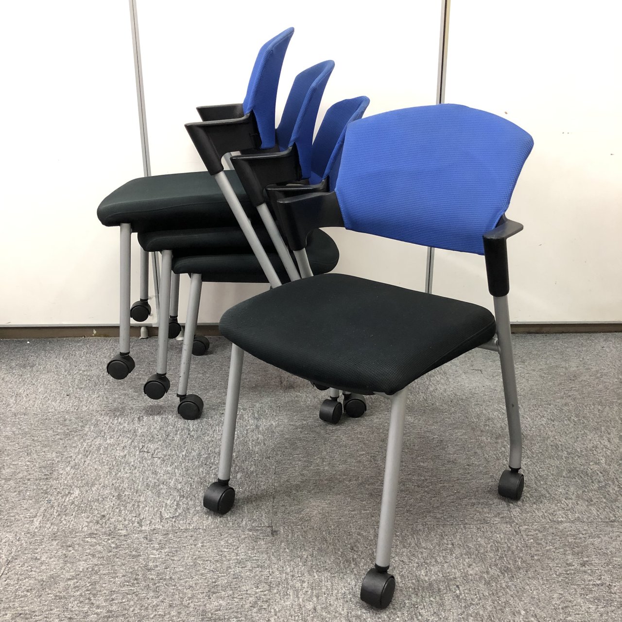 【4脚セット商品】スタッキングチェアで大人気シリーズ　プロッティ　ブルーカラー入荷！
                        プロッティ（キャスター付） 
                                    中古
            