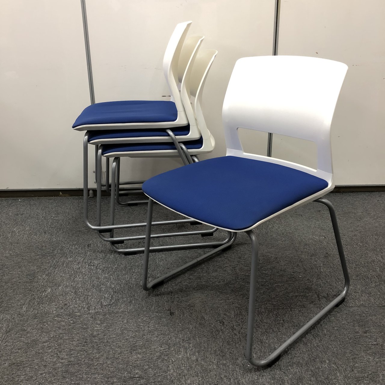 【4脚セット】背樹脂タイプ サークル脚タイプ　スタッキングチェア！！
                        CK-160
                                    中古
            