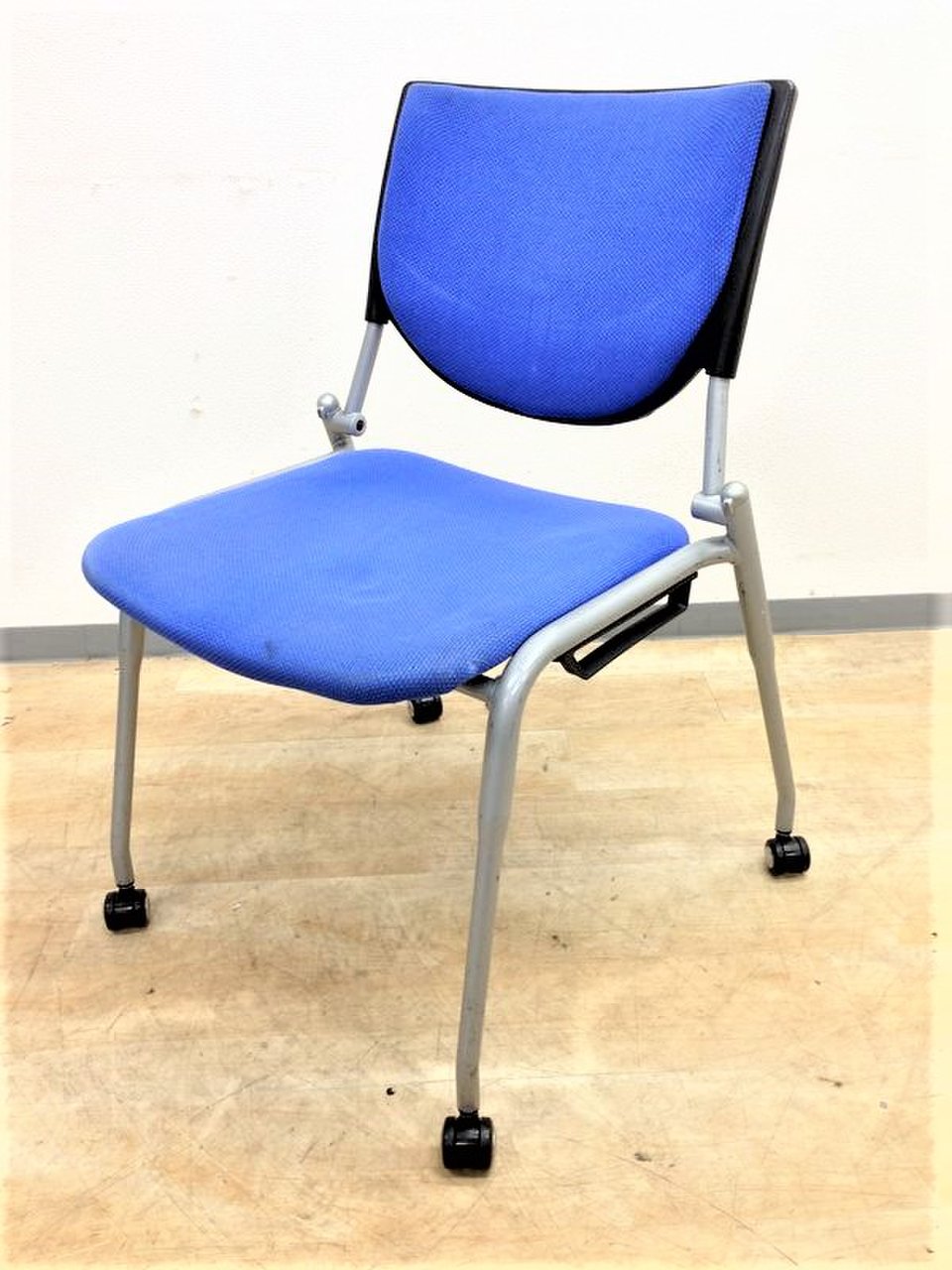 【セット販売可能！】キャスター付きでコンパクト収納可能な優れものチェア！！　
                        プロスタック 
                                    中古
            