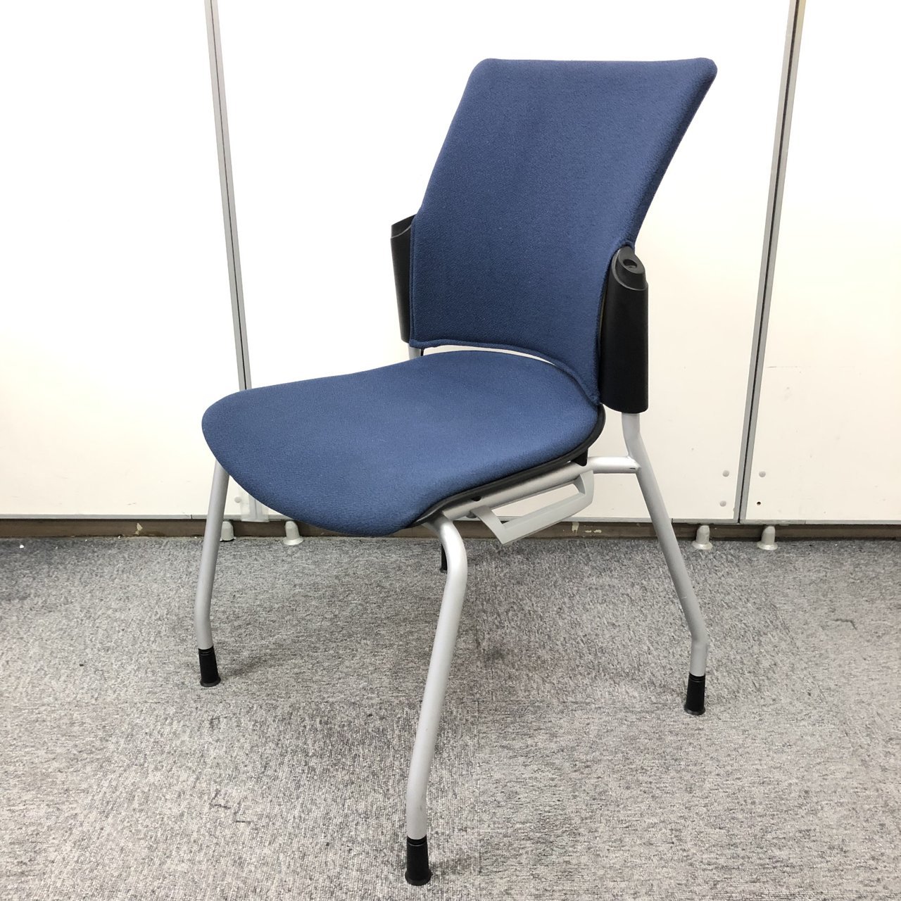 座る姿勢にフィットする背形状！
プラス製｜スタッキングチェアが入荷！【KT在庫】
                        チェダー
                                    中古
            