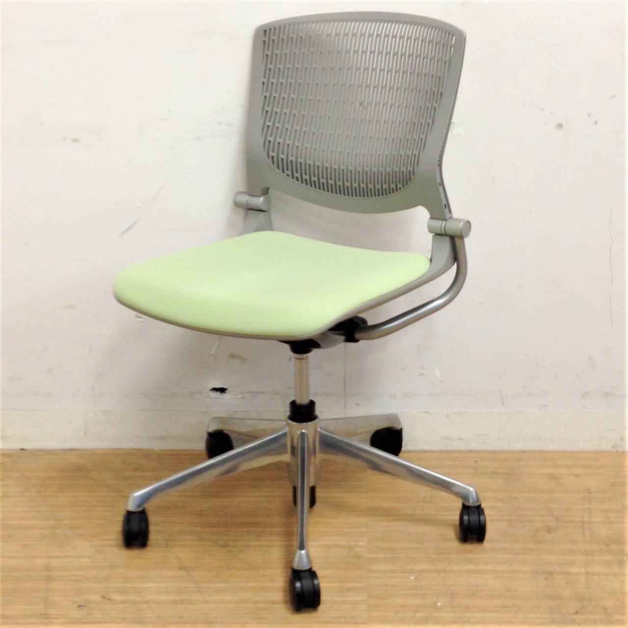 【13脚ロット入荷】上下昇降機能付き！GOOD DESIGN！POPな会議チェア！オカムラ　グラータ　こぎれいなライトグリーン色
                        グラータ 
                                    中古
            