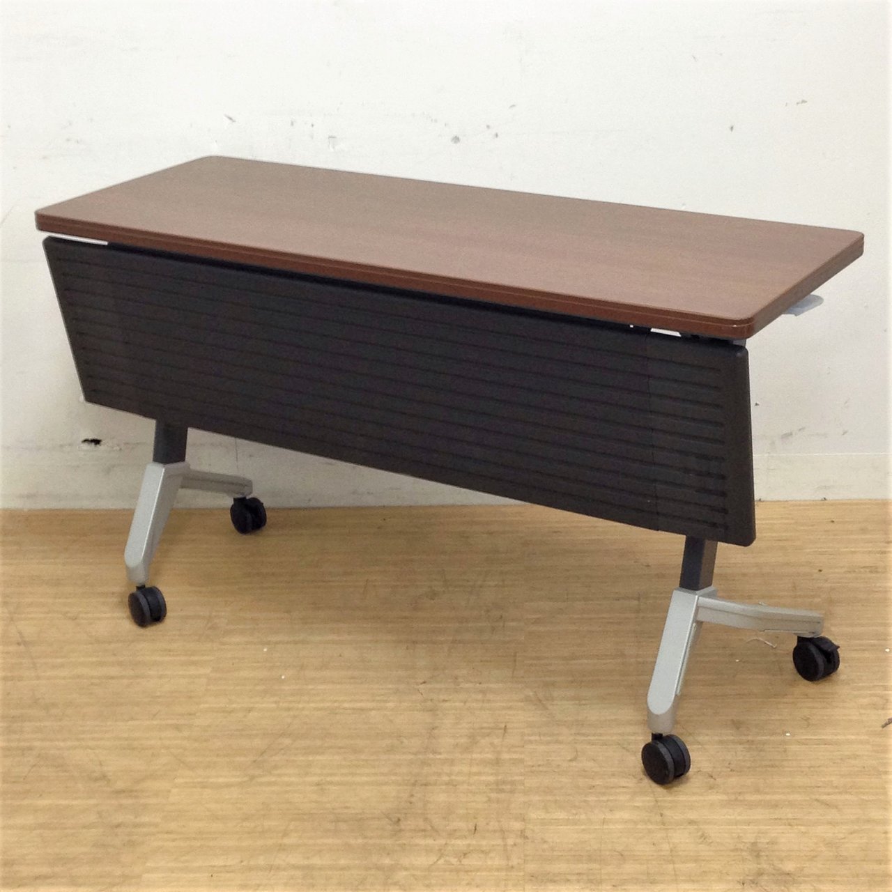 幕板付き！高級感溢れる会議テーブル　W1200のスリムサイズ　コクヨ
                        サイズ 
                                    中古
            