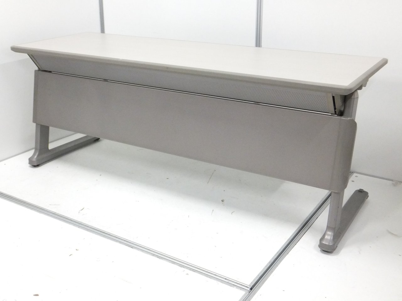 !広々使える幅1800mm！】■商談、ミーティング、休憩室・・・どんなシーンにも！【J】【3】
                        その他シリーズ
                                    中古
            