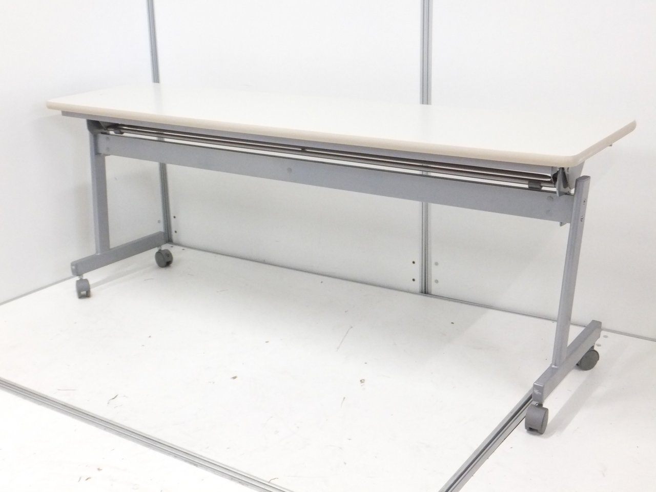 【人気のサイズ感！】コスト重視の方に！■使わない時は天板を畳んで収納可能！
                        その他
                                    中古
            