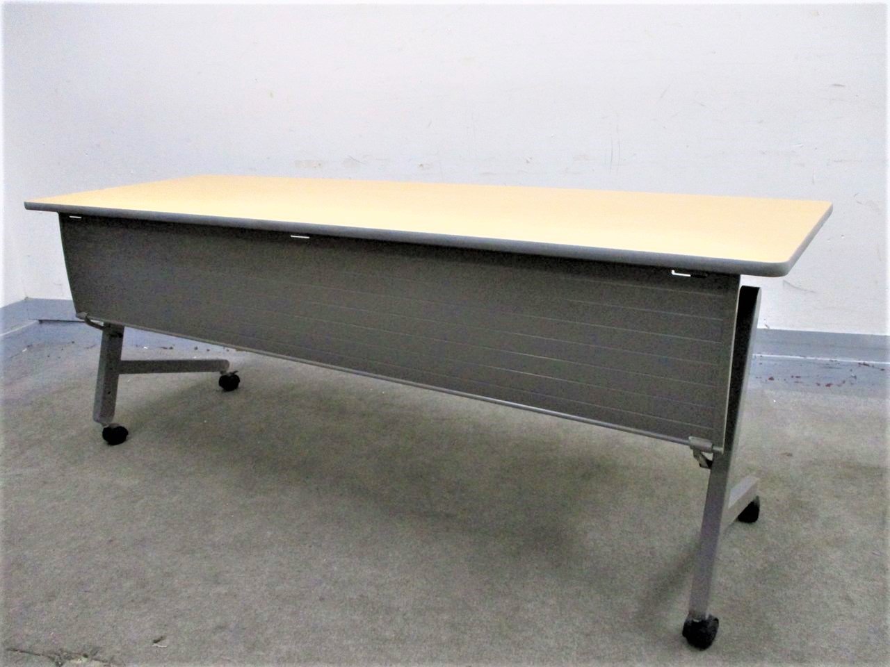 【KS】【中古業界では常に品薄のアイテム！】使わない時には畳んで収納ができるスタックテーブル！【J】
                        その他シリーズ
                                    中古
            