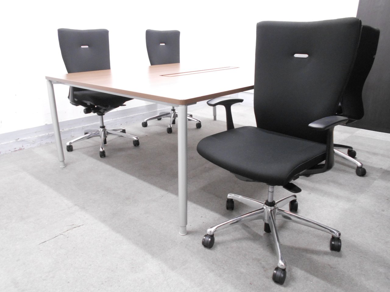 【KS】[通常121,900円がセットでお得!][4名ミーティングセット]幅2000㎜　ミーティングテーブル＆フィーゴチェア　サイドファスナータイプ[オカムラで統一オフィス家具]
                        アプションフリー 
                                    中古
            