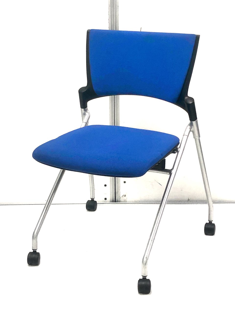 【8脚入荷！】キャスター付きなので何処でも楽々移動のネスティングチェア！並列に重ねられるので片付けも捗ります！
                        マノス 
                                    中古
            