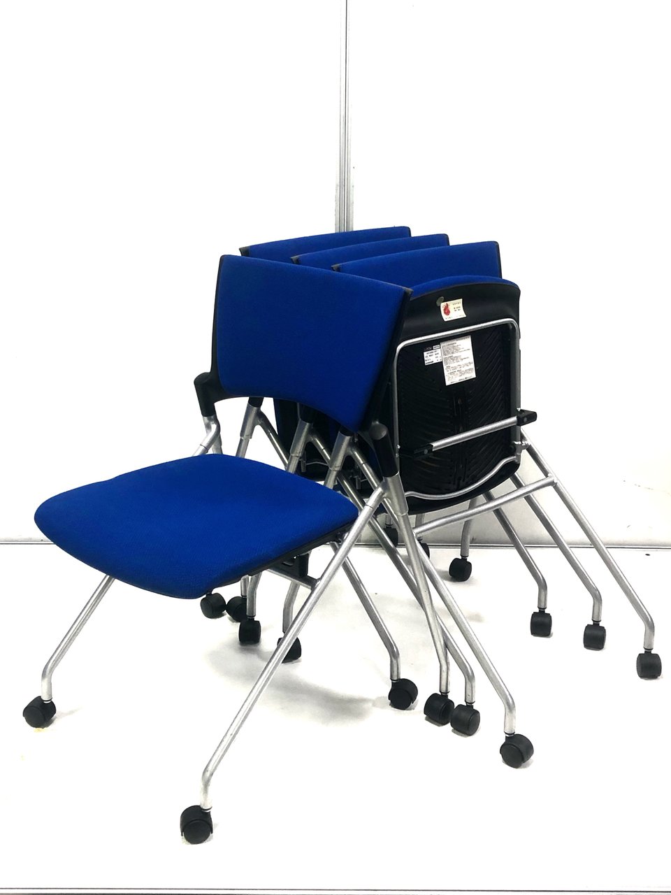 【まとめてお得な4脚セット！】起業や拠点開設の方必見！入れ替えでもオススメなネスティングチェア入荷。
                        マノス 
                                    中古
            