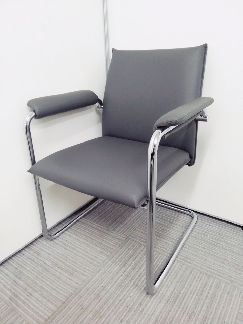 重厚感のあるミーティングルームに！【人気のオカムラ製】テーブルセットで如何でしょうか。
                        2496シリーズ 
                                    中古
            