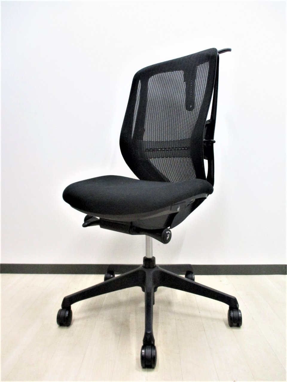 ■オカムラ製シルフィチェア（OKAMURA）前傾チルト対応品！！
                        シルフィー（メッシュ） 
                                    中古
            