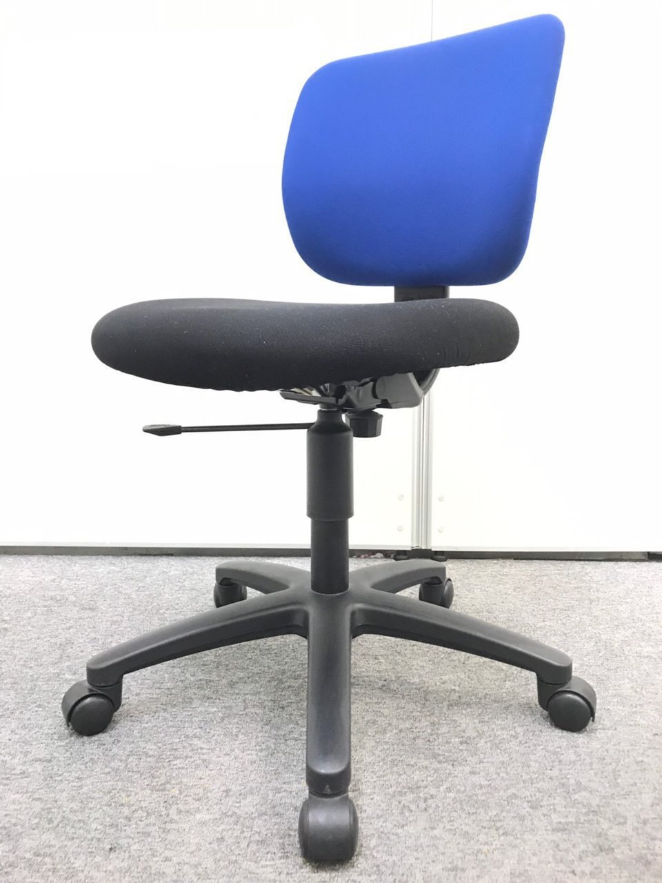 【1脚】OAチェア肘無し｜コクヨ(kokuyo)イーザ(EAZA)｜ブルー｜定番のコンパクトチェア
                        イーザ 
                                    中古
            