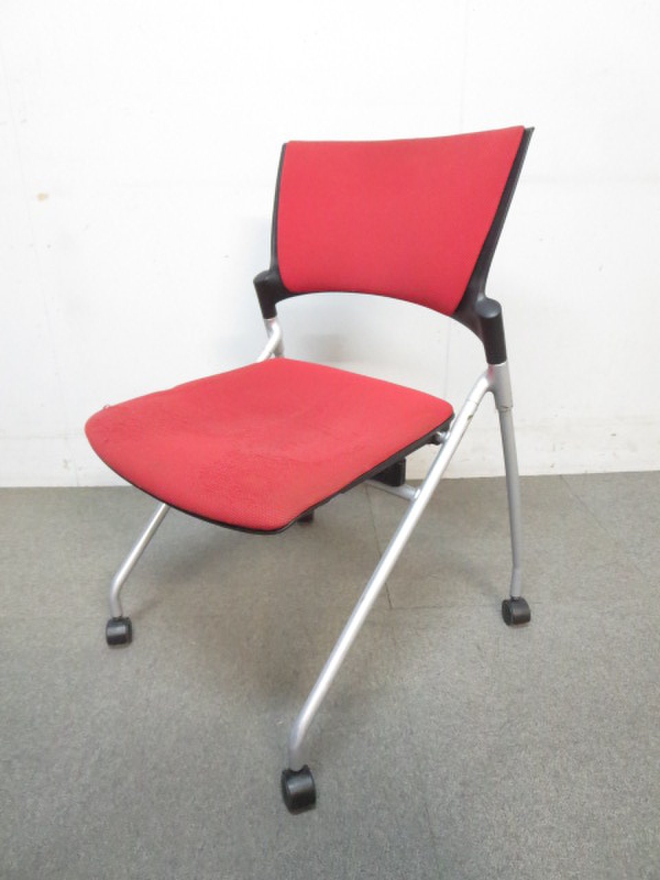 【理由あり特価品】■イトーキ製　マノスチェア　レッド■　高いデザイン性！■【おつとめ品】座面が全体的に毛羽立っております。。
                        マノス 
                                    中古
            