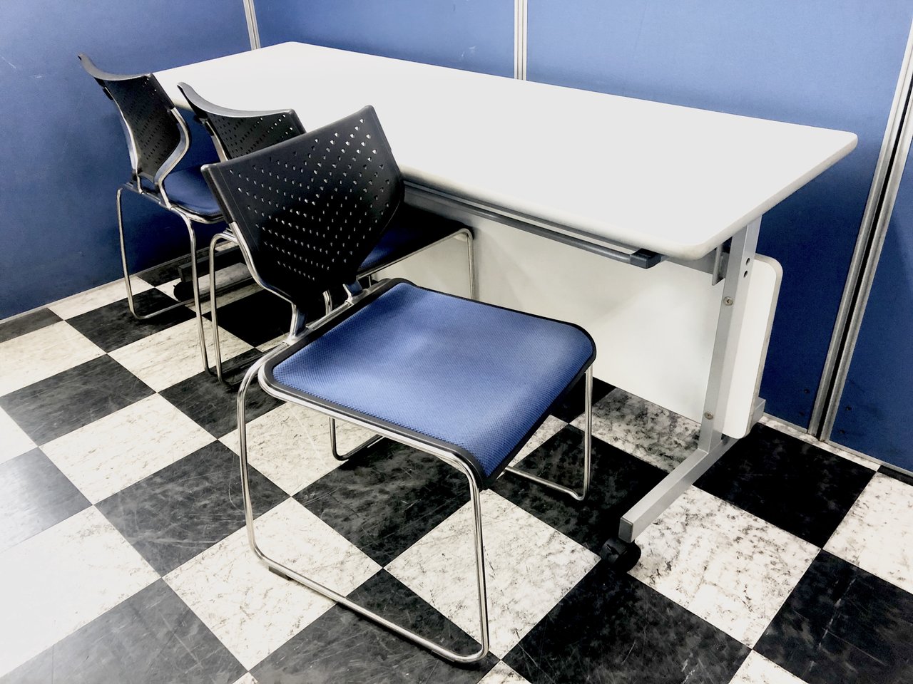 【スタックテーブル+チェアセット！】コスト削減でお得に買い物！会議や休憩室に！
                        その他シリーズ
                                    中古
            