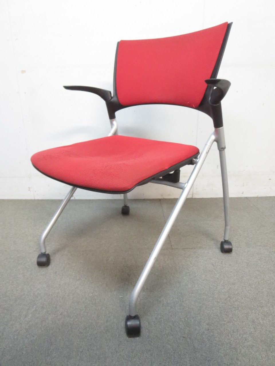 【全体的に毛羽立っている為特価！】イトーキ製！肘付ネスティングチェア！マノスシリーズ！【使用上は問題御座いません！】
                        マノス 
                                    中古
            