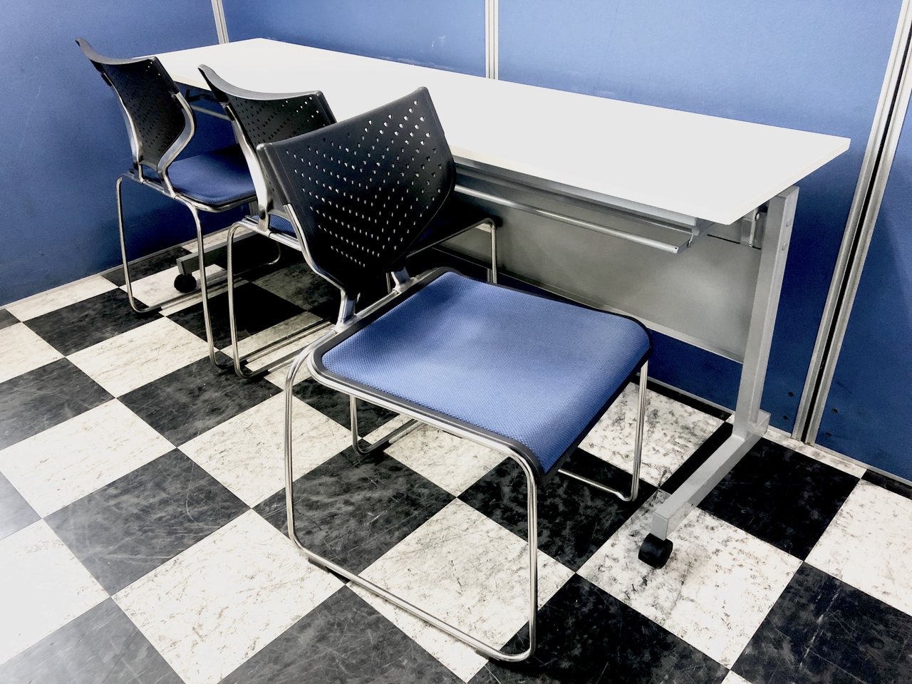 【大特価セット！】とにかくコストを押さえたいお客様に！サイドスタックテーブル+3脚チェアセット！
                        その他シリーズ
                                    中古
            