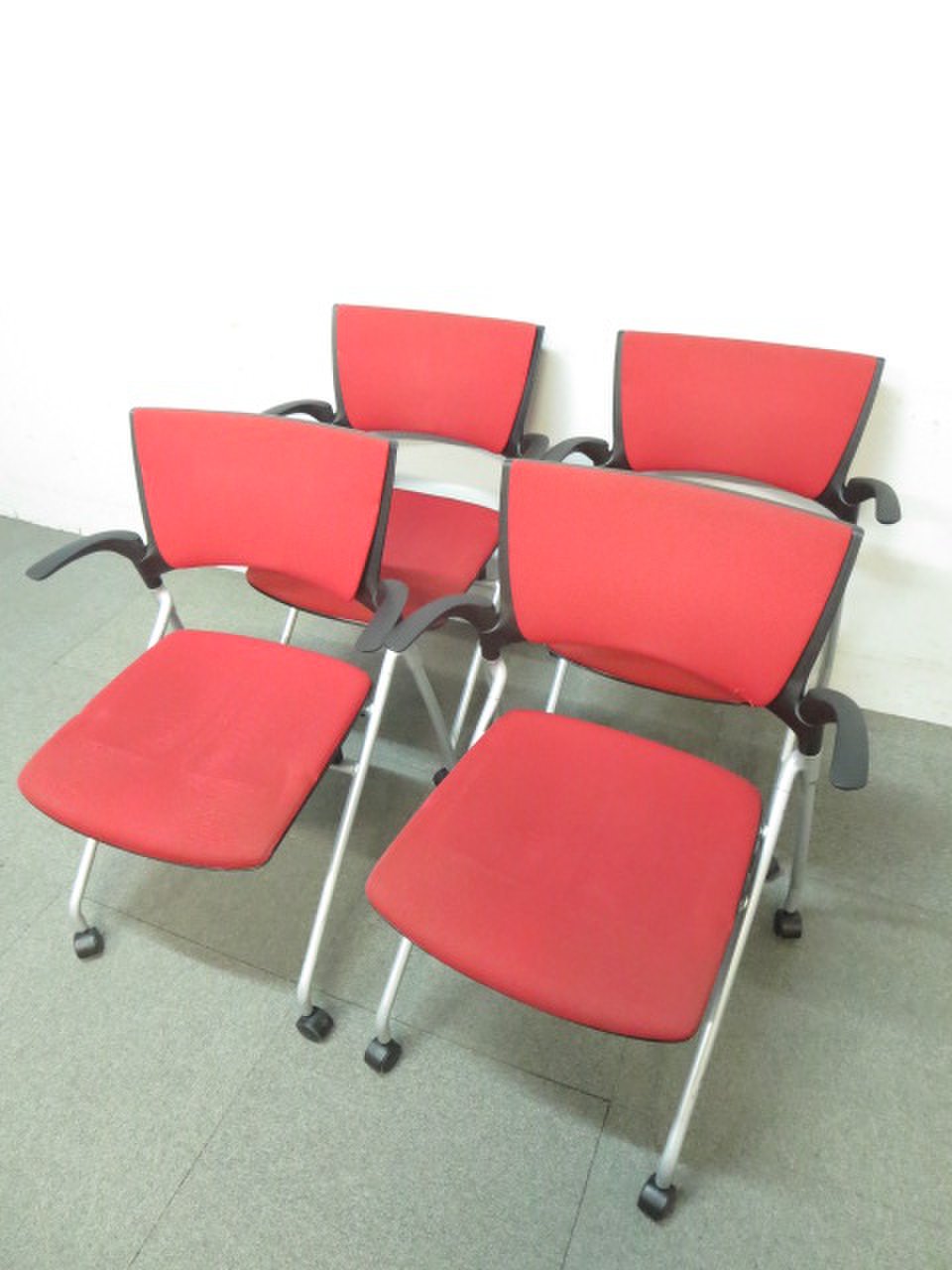 【4脚セット！訳アリ品！】イトーキ製！肘付！マノスチェアのセットです！【全体的に毛羽立っている為特価！】

                        マノス 
                                    中古
            