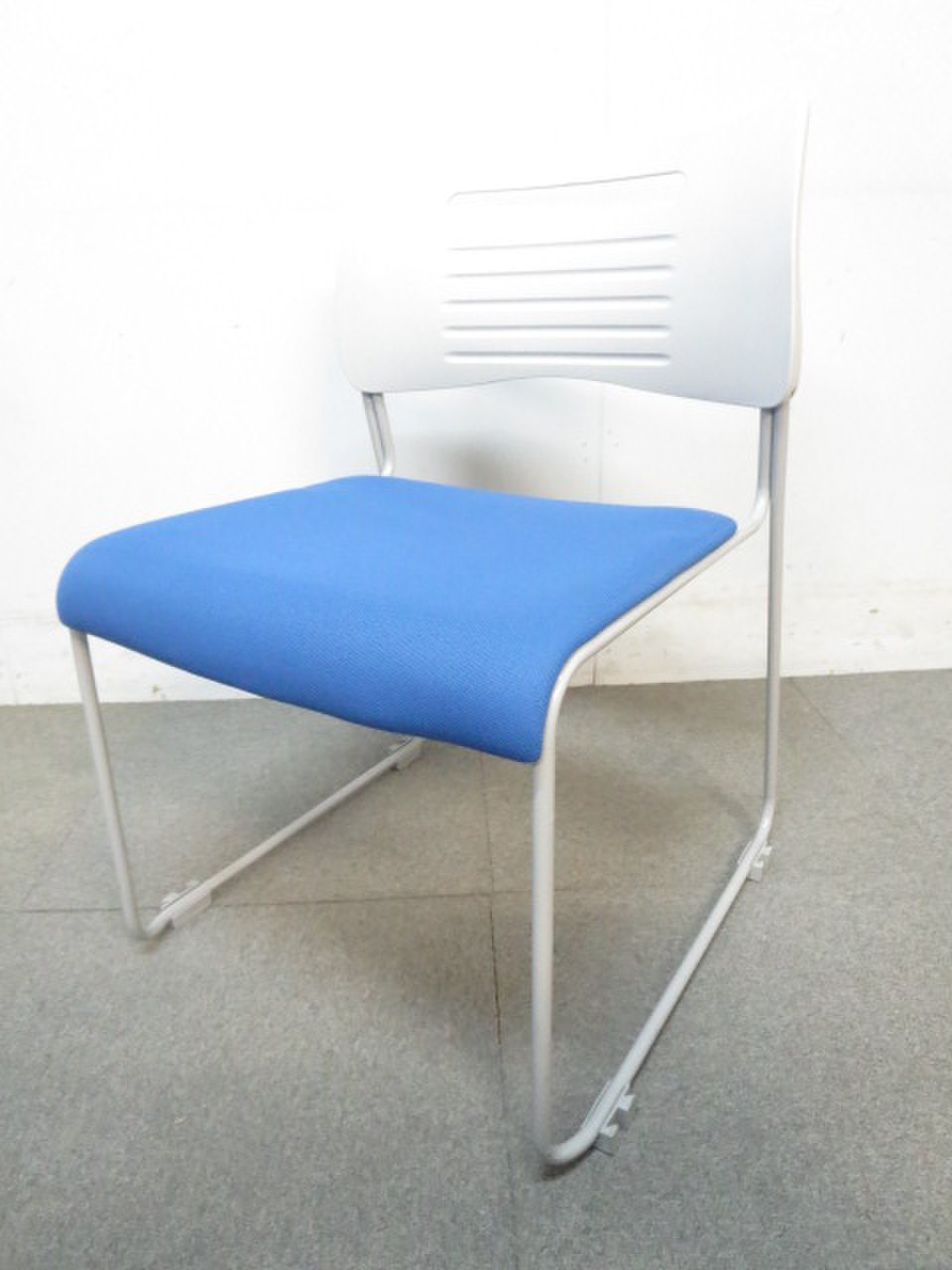 【軽くて持ち運びに便利！】■スタッキングチェア　ブルー！
                        その他シリーズ
                                    新品
            