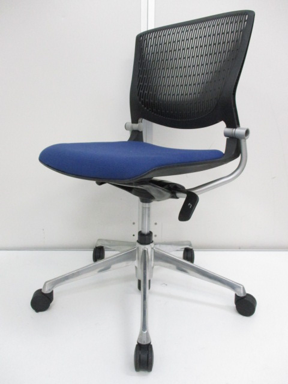 【おしゃれなチェア】オカムラ製の大人気ミーティングチェア
                        グラータ 
                                    中古
            